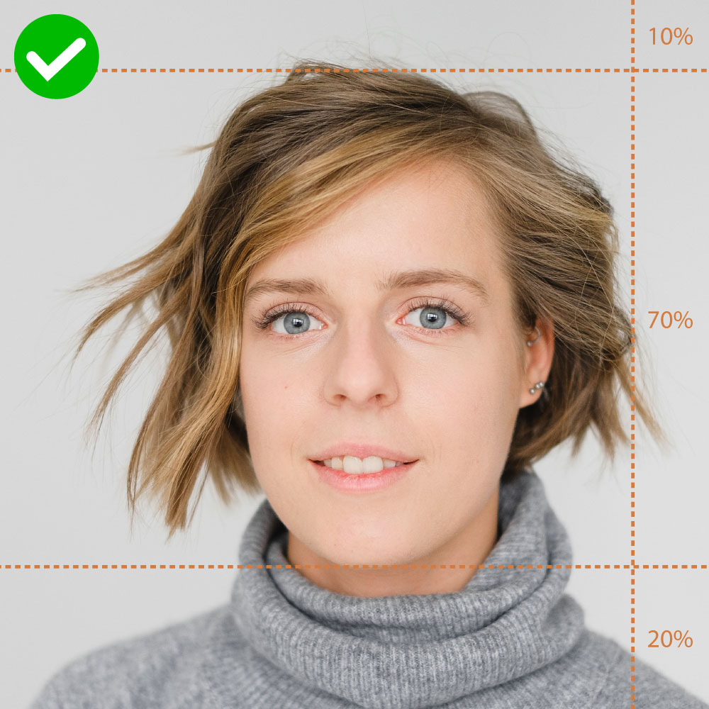 Beispielfoto richtig: heller Hintergrund, 10 % frei über dem Kopf, 20 % unter dem Kinn